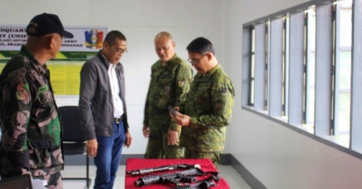 Maguindanao Town Hands Over Loose Firearms To Military 