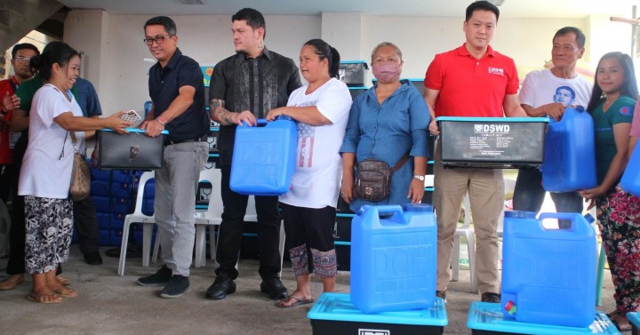 Gatchalian Baste Duterte Distribute Aid To Davao Fire Victims