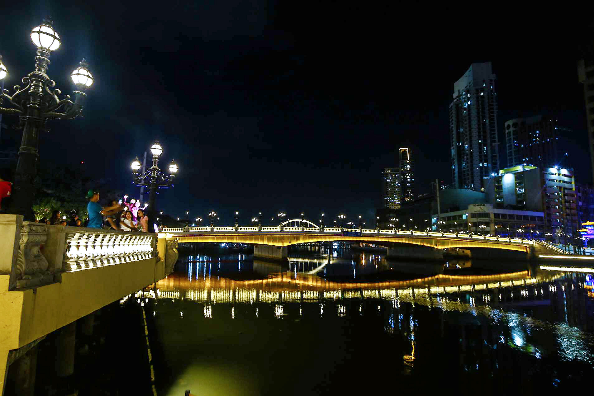 Manila S Jones Bridge And Pasig River Esplanade By Jbondoc Photos