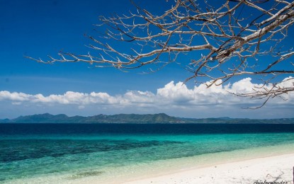 <p><strong>WHITE BEACH.</strong> White sand, blue sea, and beautiful summer sky in Coron, northern Palawan. (<em>Photo courtesy of Chin Fernandez/Darayonan Lodge/My Blue Backpack)</em></p>