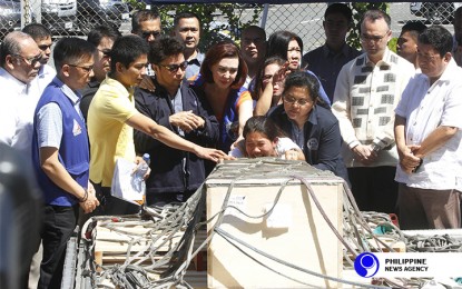 <p><strong>TRAGIC REUNION.</strong> Parents and siblings of slain household worker Joanna Daniela Demafelis weep in front of a wooden box containing her body. Her remains arrived in Iloilo, her hometown on February 17, 2018.<em> (PNA file photo)</em></p>
