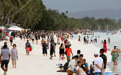 <p>Local and foreign tourists in Boracay<em> (File photo)</em></p>
