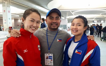 <p><strong>JUNIOR FENCERS.</strong> National coach Rolando Canlas (center) with Samantha Kyle Catantan (right) and Maxine Isabel Esteban. <em>(Photo courtesy of Trifiletti-Pavia-Bizzi Fencing Verona 2018)</em></p>