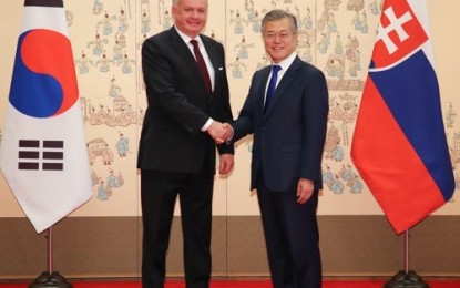 <p><strong>ECONOMIC TIES.</strong> (From left) Slovakian President Andrej Kiska and South Korean President Moon Jae-in shake hands before holding their first bilateral summit at the South Korean presidential office Cheong Wa Dae in Seoul on Tuesday (April 10, 2018). The two state leaders sought more economic cooperation between their nations. <em>(Yonhap)</em></p>