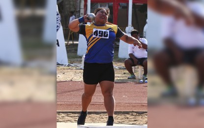 <p><strong>RECORD-BREAKING GOLD</strong>. National Capital Region's Kasandra Hazel Alcantara throws a record breaking 11.8 meters heave during the 61st Palarong Pambansa at the University of Northern Philippines in Vigan City, on Tuesday (April 17, 2018). <em>(PNA photo by Jess Escaros Jr.)</em></p>