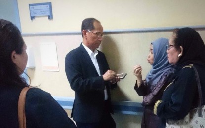 <p><strong>IN BETTER CONDITION.</strong> Consul General to Jeddah Edgar Badajos talks to Filipino nurses at the King Fahd Hospital in Jizan who said they will look after Mancilla until she has fully recovered. According to the Department of Foreign Affairs, Mancilla is now in a better condition and out of the intensive care unit. <em>(Photo courtesy of DFA)</em></p>