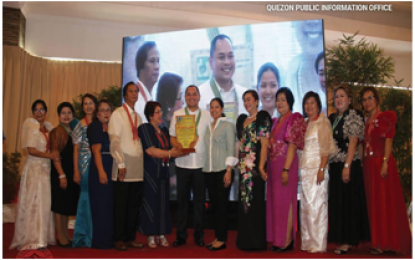 <p><strong>HALL OF FAME AWARDEE.</strong>  Quezon Governor David C. Suarez bags the country’s “Outstanding Governor – Hall of Fame Award” in the field of Social Service and Development because of his exemplary and comprehensive social services programs, as well as governance and leadership during the awards rites at the Crown Legacy Hotel in Baguio City on April 18, 2018. The Association of Local Social Welfare and Development Officers of the Philippines presented the award. (Photo by Quezon PIO<em>)</em></p>