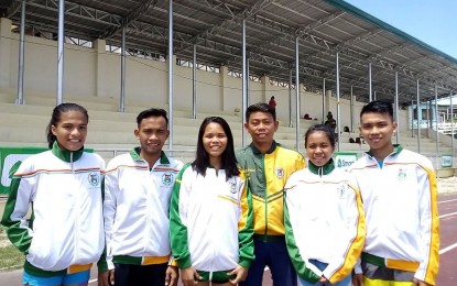 <p><strong>WINNERS ALL.</strong> The gold winners from University of San Carlos. (From left) Roneth Ayuda, Ruel Algufera, Melody Perez, coach Arvin Loberanis, Geniecel Saballa and Louie Bajan. <em>(Photo by Jean Malanum)</em></p>