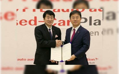<p><strong>PARTNERSHIP.</strong> Japan's Carchs Holdings Chairperson Masayuki Kabata (left) shakes hands with South Korea's LOTTE Rental President Pyo Hyun-Myung at the launch of the two companies' partnership for Carch's second-hand vehicles online store PicknBuy24.com on Monday (April 23, 2018). <em>(Photo by AsiaNet)</em></p>