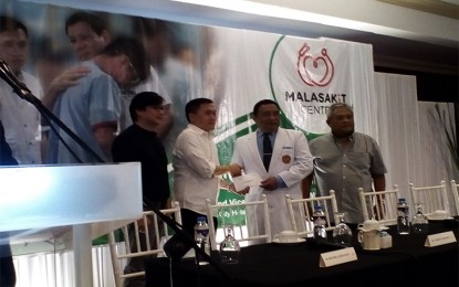 <p><strong>TURNOVER.</strong> Special Assistant to the President Christopher "Bong" Go (second from left) turns over the PHP50-million check for Malasakit Center to Vicente Sotto Memorial Medical Center director Dr. Gerardo Aquino Jr. (second from right) and Department of Health-7 Director Jaime Bernadas (right) on Tuesday (May 1, 2018). Looking on is Presidential Assistant for the Visayas Michael Lloyd Dino<em>. (Photo by Luel Galarpe/PNA)</em></p>