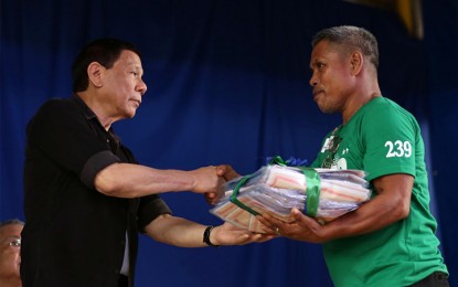 <p><strong>CLOA DISTRIBUTION.</strong> President Rodrigo R. Duterte leads the distribution of the certificates of land ownership awards (CLOAs) to agrarian reform beneficiaries during the <em>Pamamahagi ng Titulo Handog ng Pangulo</em> program at Liwasang Alfaro G. Aguirre in Mulanay, Quezon on May 2, 2018. <em>(Richard Madelo/Presidential Photo) </em></p>