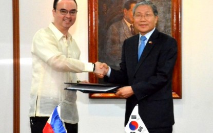 <p><strong>ODA FOR PH INFRA.</strong> South Korean Ambassador to Manila Han Dong-man (right) and Foreign Affairs Secretary Alan Peter Cayetano (left) sign the USD1-billion Framework Arrangement Concerning Loans from the Economic Development Cooperation Fund (EDCF) to finance Philippine infrastructure projects at the DFA-Pasay building on Friday (May 4, 2018). <em>(Photo from DFA)</em></p>