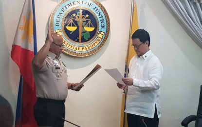 <p>Former Philippine National Police chief Ronald dela Rosa takes his oath as new Bureau of Corrections chief before Justice Secretary Menando Guevarra.<em>(Photo by Benjie Pulta)</em></p>