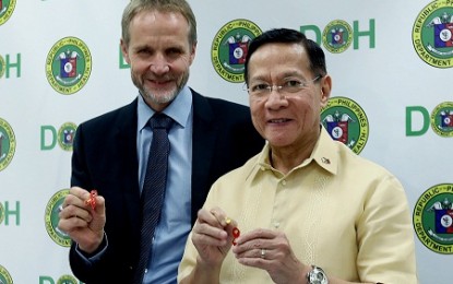 <p><strong>HIV SCREEN TEST</strong>. Department of Health Secretary Dr. Francisco T. Duque III (right), together with World Health Organization (WHO) Country Representative Dr. Gundo Weiler voluntarily underwent HIV pre- screening testing at the DOH compound in Manila as part of the observance of "International AIDS Candlelight Memorial Day" on Friday (May 11, 2018).  <em>(PNA photo by Oliver Marquez)</em></p>