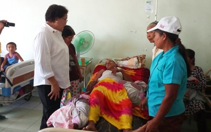 <p><strong>ON THE SPOT</strong>. Antique Governor Rhodora Cadiao conducts an on-the-spot inspection at Angel Salazar Memorial General Hospital on Friday (May 11, 2018). <em>(Photo by Annabel Petinglay) </em></p>