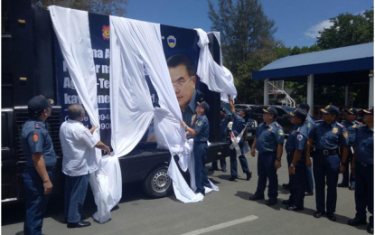 <p><strong>POLICE HOTLINE</strong>. Chief Supt. Guillermo Lorenzo T. Eleazar, PRO4A regional director, leads the regional police force officials and personnel in the official launching, activation and unveiling of the Calabarzon Police Regional Director (RD) Hotline dubbed“<em>Pulis na Abusado, at Pusher na Pang-Asar… Agad i-text mo, kay General Eleazar!"</em>  at the police regional headquarters in Camp General Vicente Lim, Calamba City on Friday (May 11, 2018). <em>(Photo courtesy of PRO4A)</em></p>