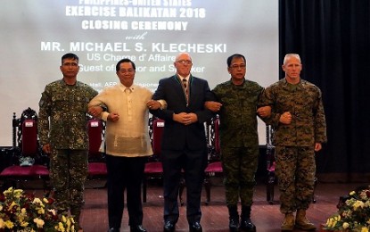 <p><strong>BALIKATAN EXERCISES CLOSING</strong>.  Philippine Exercise Director for Balikatan 2018 Lt. Gen. Emmanuel Salamat, Department of National Defense (DND) Undersecretary Cardozo Luna, US Charge d' Affaires Michael Klecheskie, Armed Forces of the Philippines (AFP) Chief-of-Staff Lt. Gen. Carlito Galvez Jr., and US Officer Conducting Exercise Balikatan Exercise 2018, Thomas Weidley, pose for a photo opportunity during the closing ceremony of the Armed Forces of the Philippines-United States Armed Forces Balikatan Exercise 2018 held at Camp Aguinaldo, Quezon City on Friday (May 18, 2018). <em>(PNA photo by Joey O. Razon)</em></p>