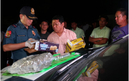 <p><strong>DRUG BUST</strong>. Calabarzon Police Regional Director, Chief Supt. Guillermo Lorenzo T. Eleazar, inspects the 250 grams of shabu worth PHP1.25 million and a kilo of imported marijuana commonly known as ‘kush’ with street value of PHP1.5 million seized from two lady drug traders at Q Plaza parking area in Cainta, Rizal on May 17, 2018.  <em>(PNA photo courtesy of PRO4A)</em></p>