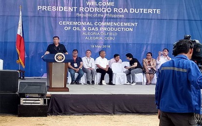 <p><strong>OIL WELLS NOW OPEN. </strong> President Rodrigo R. Duterte gives a speech during the ceremonial opening of the oil and gas production of the Alegria Oilfield Polyard-3 Well Site in Alegria, Cebu on Saturday (May 19, 2018).  (<em><span style="font-size: 10.5pt; font-family: 'Segoe UI','sans-serif'; color: black;">Photo by Bebie Jane Casipong/PNA)</span></em></p>
<p> </p>
<p> </p>