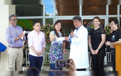 <p><strong>CHECK FOR MALASAKIT CENTER</strong>. President Rodrigo Duterte’s partner Cielito 'Honeylet' Avanceña gives the check to Eastern Visayas Regional Medical Center (EVRMC) chief of hospital Dr. John Edward Coloma to support the operation of Malasakit Center inside EVRMC. Also in photo (left to right) are Health Assistant Secretary Abdullah  Dumama, Special Assistant to the President Christopher Lawrence 'Bong' Go, Leyte 1st Distric Rep. Yedda Romualdez, and Presidential Assistant for the Visayas Michael Dino. (P<em>hoto by Roel T. Amazona</em>)</p>