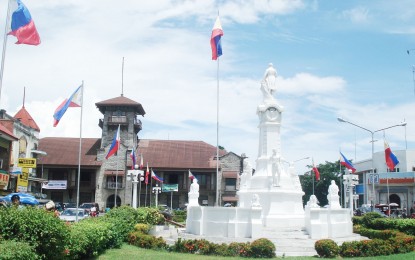<p>The Rizal Plaza and City Hall of Zamboanga</p>