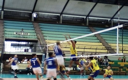 <p><strong>PNG VOLLEYBALL.</strong> A Cebu City blocker foils an attack from a Cebu Province spiker in this piece of quarterfinal action in men's volleyball of the Philippine National Games at the University of San Carlos Gym in Cebu City. Cebu Province defeated Cebu City in the quarterfinals and later beat Makati City for the gold medal. (<em>Photo by Luel Galarpe/PNA</em>)</p>