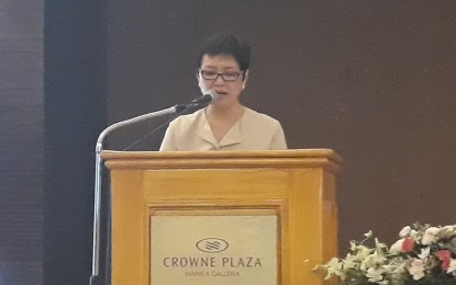 <p>RRHI President Robina Gokongwei-Pe presents the company's 2017 performance report and future plans at the annual stockholders' meeting at Crowne Plaza in Ortigas on Monday, May 28. <em>(PNA photo)</em></p>