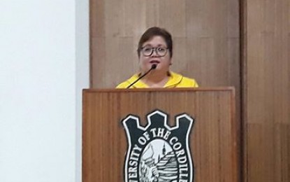 <p>SSS BENEFITS. Social Security System Senior Vice President for Administration Catherine Ciriaco tells residents about the benefits and processes of the state-run pension fund for private workers in the 'Sulit' regional conference in Baguio on Tuesday (May 29, 2018). <em>(Photo by Pamela Mariz Geminiano)</em></p>
