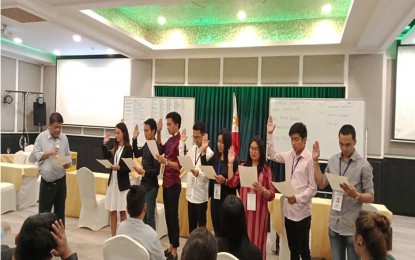 <p><strong>SK FEDERATION.</strong> Cebu City Mayor Tomas Osmeña administers the oath to the newly-elected Sangguniang Kabataan (SK) Federation officials, led by their president Jessica Resch (second from left), at the Cebu Parklane International Hotel on Tuesday (May 29, 2018).(<em>Photo courtesy of the Cebu City Public Information Office</em>)</p>