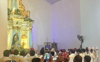 <p><strong>MARIAN DEVOTION.</strong> Catholics in Ilocos Norte and Ilocos Sur witness the pontifical coronation of La Virgen Milagrosa de Badoc at the St. John the Baptist Parish in Badoc, Ilocos Norte on Thursday (May 31, 2018). <em>(Photo by Leilanie Adriano)</em></p>