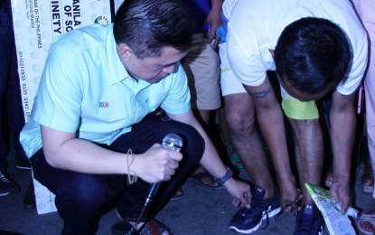 <p><strong>FIRE VICTIMS</strong>. Special Assistant to the President (SAP) Secretary Christopher Lawrence "Bong" Go gives his personal shoes to a fire victim during his visit at Brgy. 741 Zone 80 Malate, Manila on Wednesday (June 6, 2018) , He also visited fire victims in Brgy. Poblacion, Muntinlupa City.<em> (PNA photo by Rico H. Borja)</em></p>
