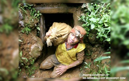 <p>A small-scale miner in Benguet <em>(File Photo)</em></p>