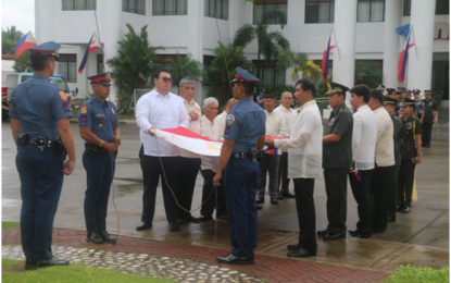 <p><strong>FREEDOM DAY</strong>. Tanay, Rizal Mayor Rex Manuel C. Tanjuatco (left, holding the flag)and Major General Rhoderick M. Parayno (right, 2nd person holding the flag), 2nd Infantry “Jungle Fighter” Division (2ID) Commander, with members of the Tanay Sangguniang Bayan (town legislative council), police officials and other heads of government agencies during the 120th Philippine Independence Day rites at the Tanay Municipal Hall on June 12, 2018. <em>(Photo courtesy of 2ID-PAO)</em></p>