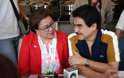 <p><strong>RDC-6 MEETING.</strong> Antique Governor Rhodora Cadiao, chairperson of Regional Development Council-6, and Mayor Evelio Leonardia meet and talk to reporters at the sidelines of the RDC-6 meeting in Bacolod City on Thursday (June 14, 2018). <em>(Photo courtesy of Bacolod City PIO)</em></p>