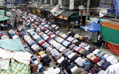 <p><strong>EID'L FITR.</strong> Thousands of Muslims celebrate Eid'l-Fitr, which marks the end of Ramadan, at the vicinity of the Golden Mosque in Quiapo, Manila on Friday (June 15, 2018). <em>(PNA photo by Jess M. Escaros Jr.)</em></p>
