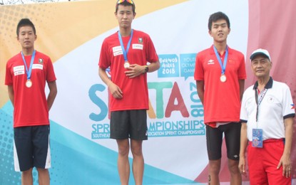 <p>WINNERS. Japan's Teppei Tokuyama (center) won the men's division of the 2018 Youth Olympic Games Asian Qualifying Tournament in Subic Bay Freeport Zone, Olongapo on Sunday. With him are teammate Kanta Ando (second place), China's Junjie Fan (third place) and Triathlon Association of the Philippines (TRAP) President Tom Carrasco. <em>(Photo courtesy of TRAP)</em></p>