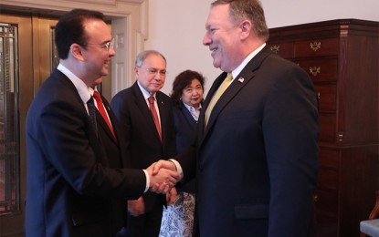 <p>Foreign Affairs Secretary Alan Peter Cayetano and US Secretary of State Mike Pompeo warmly greet each other at the US Department of State on June 22, 2018 (Philippine time). Looking on are Philippine Ambassador Jose Manuel G. Romualdez and Assistant Secretary for American Affairs Maria Lumen Isleta.<em> (Photo courtesy of DFA-Office of Public Diplomacy)</em></p>