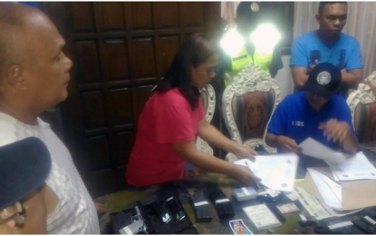 <p>CONFISCATED FIREARMS.  A personnel of the Criminal Investigation and Detection Group conducts an inventory of confiscated illegal firearms and ammunition from suspect Aniceto Cabillon Basa, the alleged leader of the Basa Group, a syndicate involved in gunrunning, robbery-extortion, carnapping and swindling in the Calabarzon (Cavite, Laguna, Batangas, Rizal and Quezon provinces) Region and the National Capital Region (NCR) during the raid at the suspect’s residence in Barangay Memije, General Mariano Alvarez, Cavite on Sunday (June 24, 2018). <em>(Photo by Dennis Abrina)</em></p>