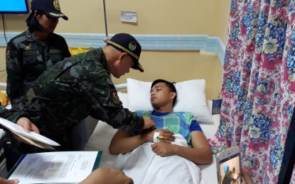<p><strong>PINNING OF MEDAL.</strong> Philippine National Police Chief Oscar Albayalde pins a medal to a wounded policeman confined at the Eastern Visayas Regional Medical Center in Tacloban City on Wednesday (June 27, 2018). <em>(Photo by Roel Amazona) </em></p>