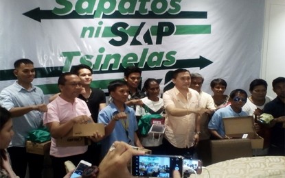 <p><strong>NEW SHOES.</strong> Special Assistant to the President  Christopher Lawrence 'Bong' Go (front, third from right) poses with the recipients of new pairs of shoes during the launching of the 'Sapatos ni SAP, Tsinelas Ka-Swap' campaign in Cebu on Thursday night (June 28, 2018).<em> (Photos by Luel Galarpe) </em></p>