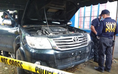 <p><strong>KILLERS' CAR .</strong> Investigators of the Scene of the Crime Operations (SOCO) inspect a Toyota Hi Lux vehicle found abandoned near a bridge in Maragondon, Cavite Wednesday (July 11, 2017). The vehicle without plate number and conduction sticker was believed to be the car used by the killers of Vice-Mayor Alex Lubigan in Trece Martires City on July 7. <em>(Photo by Gladys Pino/PNA)</em></p>