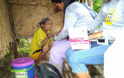<p style="text-align: left;"><strong>INTENSIFYING ANTI-MALARIA DRIVE. </strong>A volunteer microscopist and a barangay health worker are seen in this photo while doing blood smearing for malaria parasite  on a Pala'wan indigenous people in the mountains of Rizal municipality in southern Palawan. <em>(Photo courtesy of KLM)</em></p>