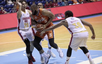 <p>Meralco Bolts' Arinze Onuaku gets caught in a pesky defense by Barangay Ginebra's Joe Devance and Japeth Aguilar during Game 2 of the best-of-three PBA Commissioner's Cup quarterfinal series at the Smart Araneta Coliseum in Quezon City on Wednesday (July 11) night. <em>(Photo courtesy of PBA Media Bureau)</em></p>