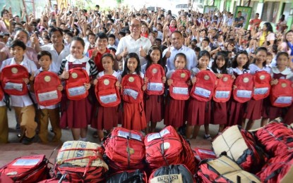 <p><strong>BAGS FOR STUDENTS.</strong> Vice Mayor El Cid Familiaran (center, 2<sup>nd</sup> row), with teachers and pupils of Pahanocoy Baybay Elementary School who were among those who received the last batch of free school supplies on Monday. <em>(Photo courtesy of Bacolod City PIO)</em></p>
