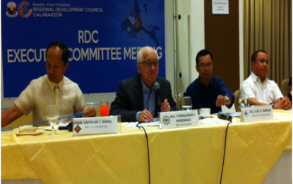<p><strong>IRA BACK PAY</strong>. Batangas Governor Hermilando Mandanas (2nd from left), chair of the Calabarzon Regional Development Council (RDC), discusses the status of the Internal Revenue Allotment (IRA) for local government units under the 2019 National Budget, during the Calabarzon RDC Executive Commitee press conference at Hotel Marciano, Real Road in Calamba City on Wednesday afternoon (July 17). Joining him (from left) are RDC co-chair Engr. Ladislao L. Andal, RDC vice-chair and NEDA-Calabarzon Regional Director Luis G. Banua and DILG-Calabarzon Regional Director Manuel Q. Gotis. <em>(Photo by Saul Pa-a)</em></p>