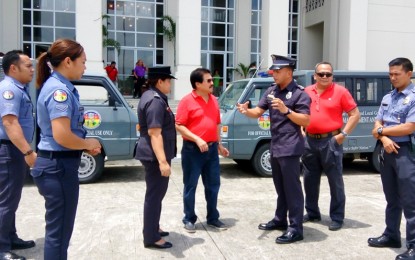 <p><strong>NEW VANS.</strong> Mayor Evelio Leonardia (center) with Senior  Inspector Norberto Miciano (3<sup>rd</sup> from right),  Chief Inspector Ruth Estales (3<sup>rd</sup> from left), Executive Assistant Celestino Guara (2<sup>nd</sup> from right) and jail officers at the Bacolod City Government Center grounds  for  the  presentation of the brand-new prisoner vans of the Metro Bacolod District Jail facilities on Wednesday (July 18, 2018). <em>(Photo by Nanette L. Guadalquiver)</em></p>