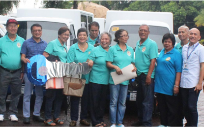 <p><strong>SERVICE VEHICLES FOR ELDERLIES</strong>. Twenty-three presidents of the Office for Senior Citizens Affairs (OSCA) associations in Cavite’s seven cities and 16 towns show the symbolic key for the brand new multi-cab vehicles they received as OSCA service vehicle from the provincial government, through the initiative of Governor Jesus Crispin Remula at the Capitol grounds in Trece Martires City last July 16, 2018.<em> (Photo by Dennis Abrina)</em></p>