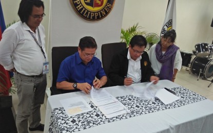 <p><strong>AGREEMENT FOR URBAN GARDENING.</strong> Agriculture Assistant Secretary for Regulation and the Visayas Hansel O. Didulo  (2<sup>nd</sup> from right) and Iloilo City Mayor Jose Espinosa III ( second from left) sign the Memorandum of Agreement for the establishment of the “Urban Gardening, Pagkain Para sa Masa Program” in the city on Monday (July 23, 2018).<em> (Photo by Perla Lena) </em></p>