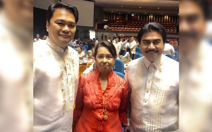 <p><strong>BACOLOD EXECS WITH HOUSE SPEAKER ARROYO. </strong>Bacolod City Lone District Rep. Greg Gasataya (left) and Mayor Evelio Leonardia with newly-elected House Speaker Gloria Macapagal-Arroyo  at the session hall of the House of Representatives on Monday. <em>(Photo courtesy of Bacolod City PIO)</em></p>