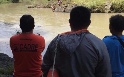 <p><strong>SEARCH CONTINUES.</strong> Personnel of  Bago City Disaster Reduction and Management Office in Negros Occidental resume the search on Tuesday noon (July 24, 2018) for the  25-year-old man reported missing in Barangay Tabunan since Sunday. <em>(Photo from Bago DRRM Facebook account)</em></p>
<p><em> </em></p>